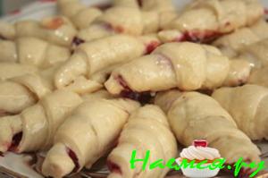 Слоеные рогалики с вишней и сгущенкой Слоеные рогалики с вишней и сгущенкой