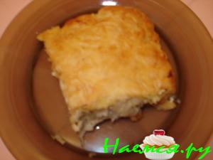 Пирог из слоёного теста с курицей луком и сыром