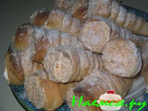 Трубочки их слоеного теста с кремом