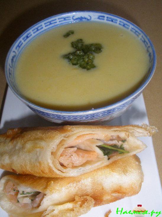 Кукурузный крем - суп с песто и лососевыми роллами Кукурузный крем - суп с песто и лососевыми роллами