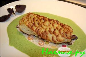 Треска в соусе из латука на грибной подложке