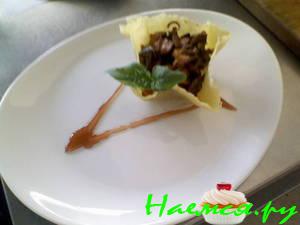 Теплый салат в сырной корзинке