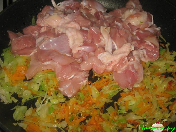 Рис с курицей и капустой в горшочке