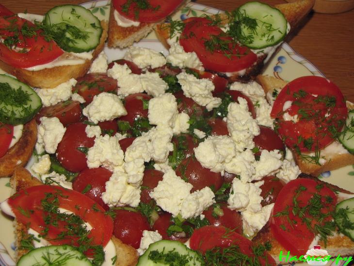 Быстрый и простой салат для пикника с тостами