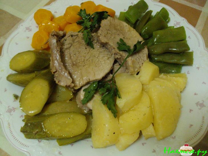 Вареное мясо с овощами