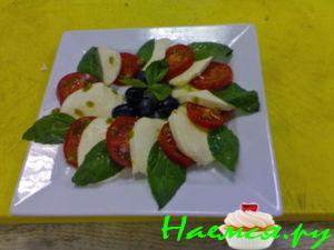 Салат "Капрезе" с соусом песто Салат "Капрезе" с соусом песто