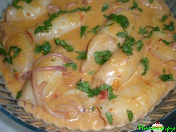 Тушеные кальмары в соусе бешамель
