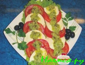 Моцарелла с помидором под соусом из киви Моцарелла с помидором под соусом из киви