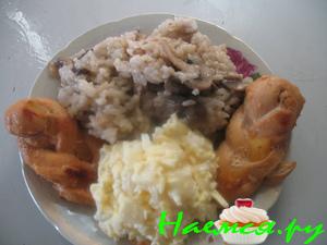 Рис с грибами, мясо и салат