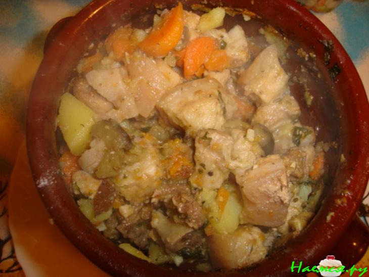 Мясо в горшочках с баклажаном
