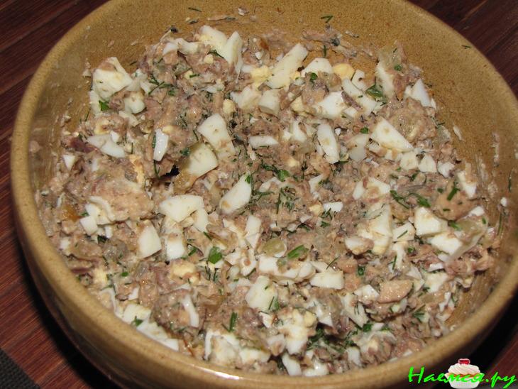 Несладкий, нежный пирог с консервированной рыбой