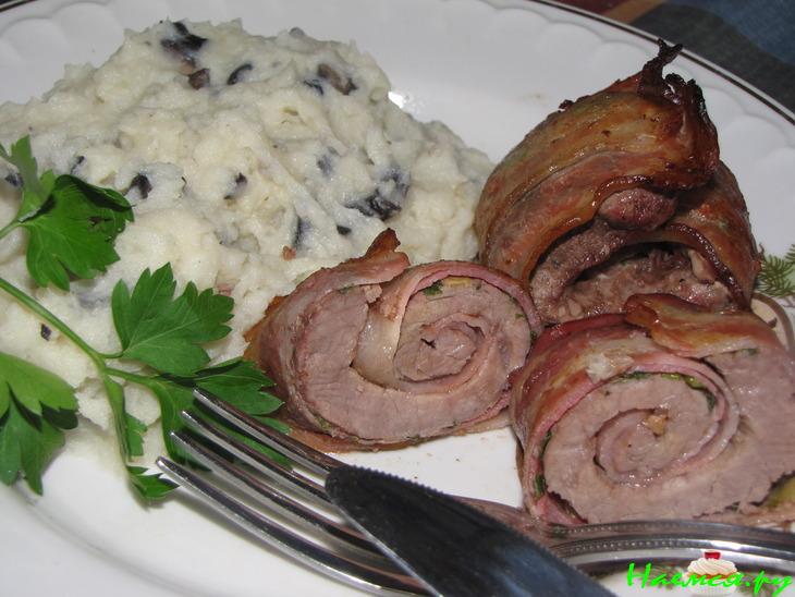 Говядина в беконе с картофельно-грибным пюре Говядина в беконе с картофельно-грибным пюре