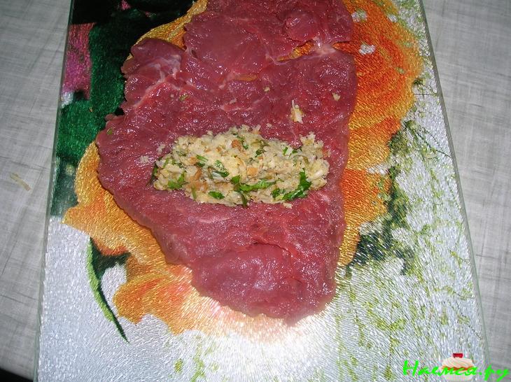 Рулетики из говядины в легком томатном соусе