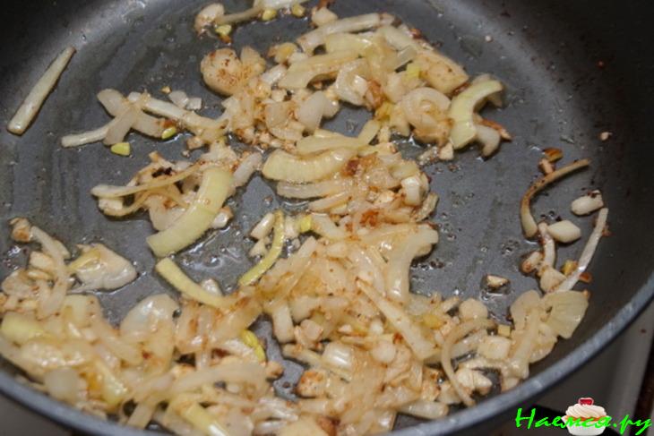 Мясо в горшочке под майонезом