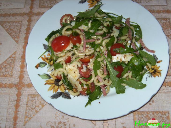 Салат макароны с рукколой