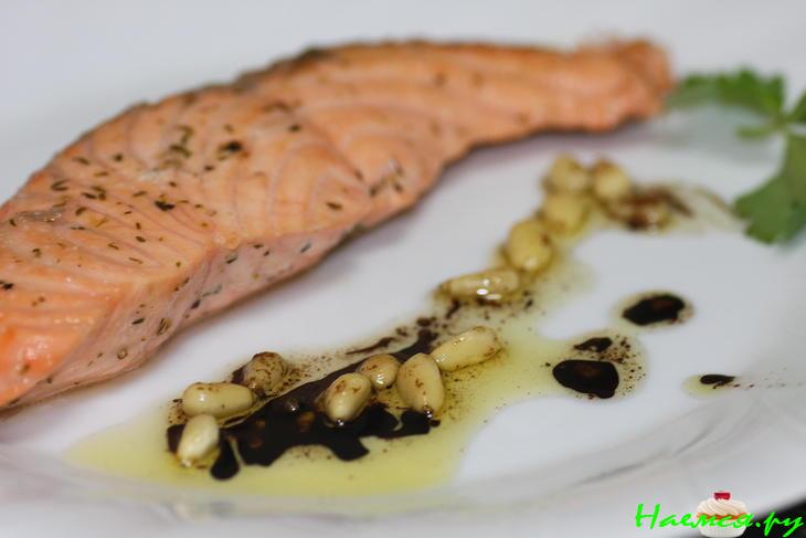 Сёмга маринованная под соусом с кедровыми орешками
