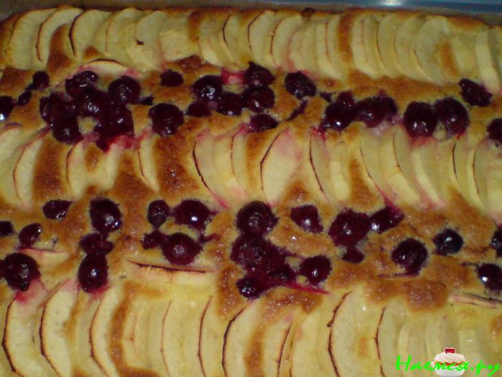 Яблочно-вишнёвый пирог под безе