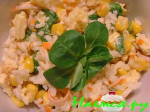 Салат из риса, омлета, крабовых палочек