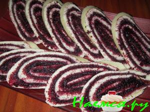 Рулет с черноплодной рябиной