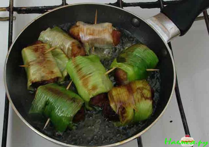 Котлеты в листьях лука-порея Котлеты в листьях лука-порея