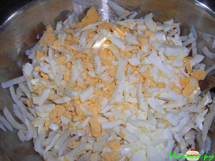 Салат с кальмарами, сыром и кукурузой