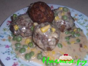 Тефтели с соусом из свежего горошка