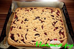 Пирог с вареньем и ванилью