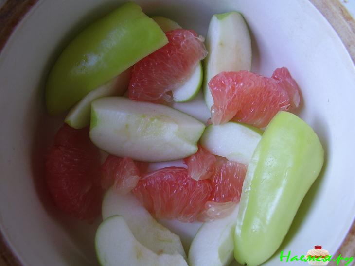 Тушенная курица с фруктами