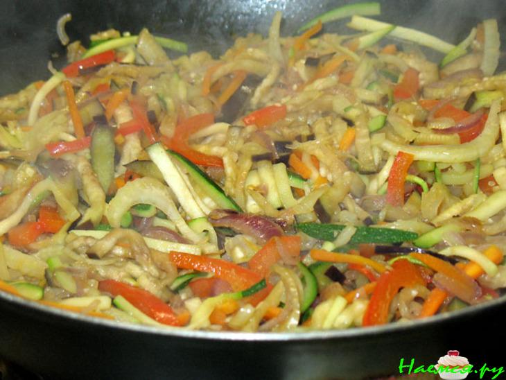 Запечённая форель с маринованными овощами