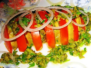 Салат с авокадо и томатами