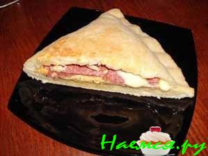 Пирог с сыром и салями