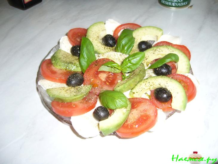 Салат "Капрезе" с авокадо Салат "Капрезе" с авокадо