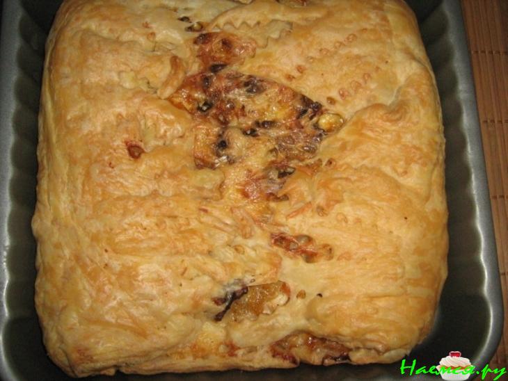 Слоеный пирог с курицей и грибами