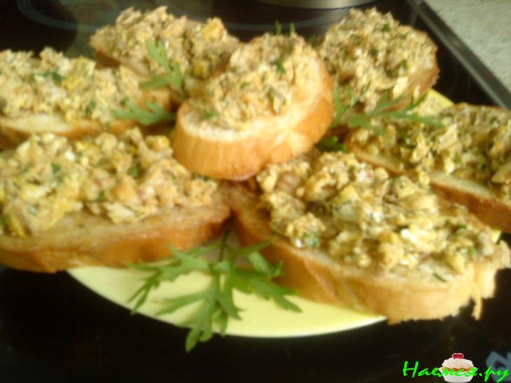 Горячие бутеры со скумбрией и яйцом Горячие бутеры со скумбрией и яйцом