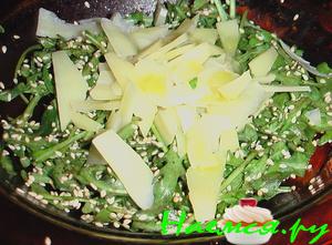 Салат из рукколы с пармезаном