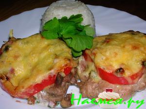 Филе индейки запеченное с ветчиной и грибами в йогуртовой заправке