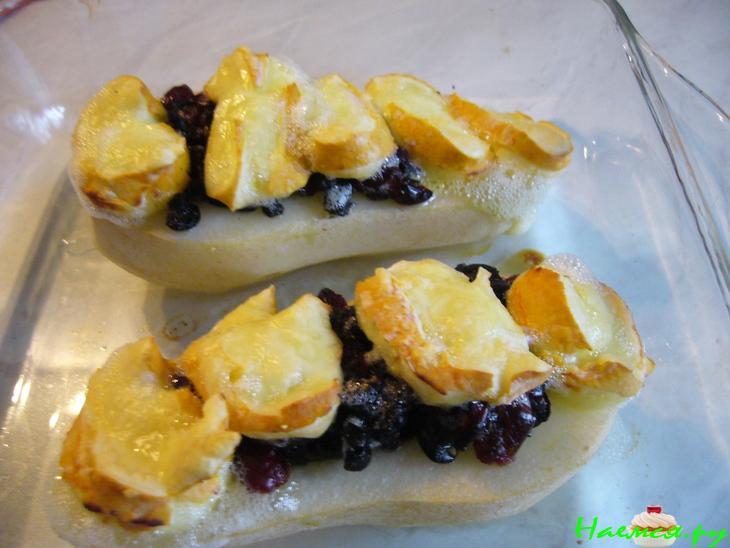 Груши, фаршированные оливково-клюквенной пастой, запеченные под мягким сыром