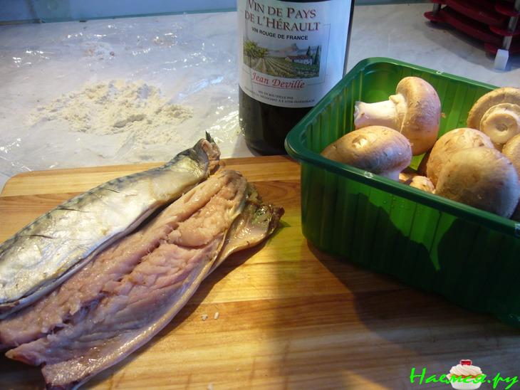 Скумбрия с шампиньонами в вине