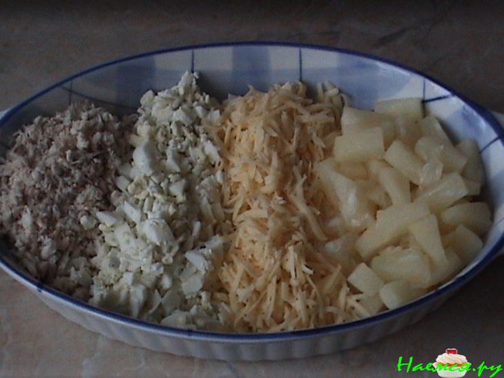 Салат куриный с ананасами