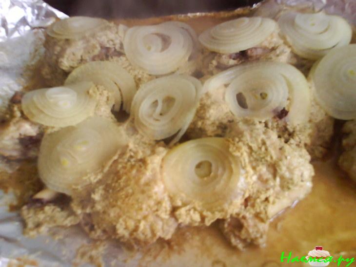 Птичка под мхом