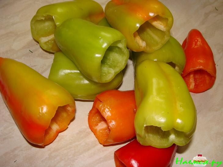 Перцы фаршированные в сливочно-грибной подливке Перцы фаршированные в сливочно-грибной подливке