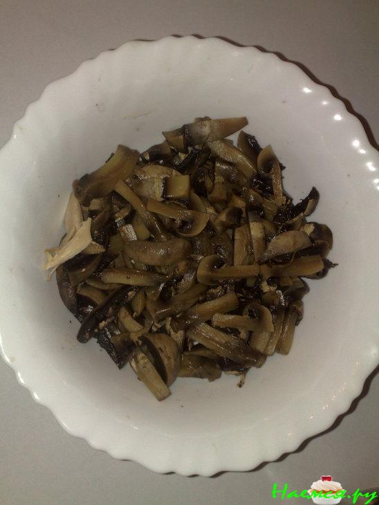 Салат "Любимый" с курицей, шампиньонами и ветчиной Салат "Любимый" с курицей, шампиньонами и ветчиной