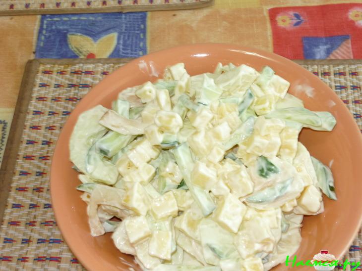 Салат сырный со свежими огурцами