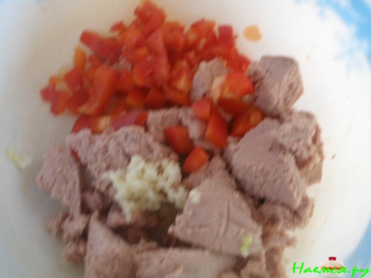 Крекеры-канапе с салатом из ливерной колбасы