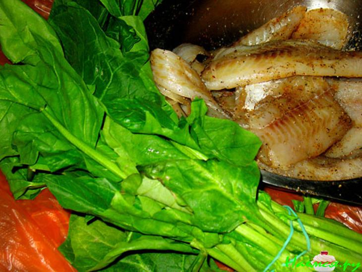 Филе морского окуня в шубке из шпината на соусе из паприки