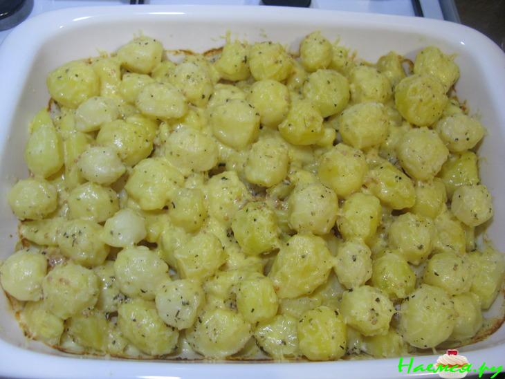 Картофель запечённый с заливкой и сыром