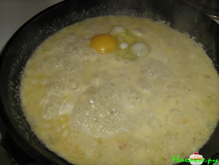 Яичница в сметанно-луковом соусе