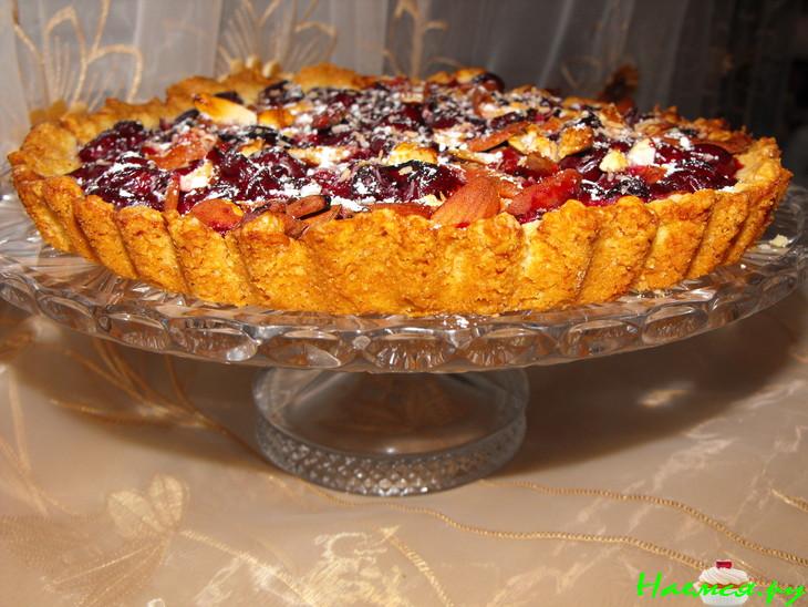 Открытый вишневый пирог с миндалем
