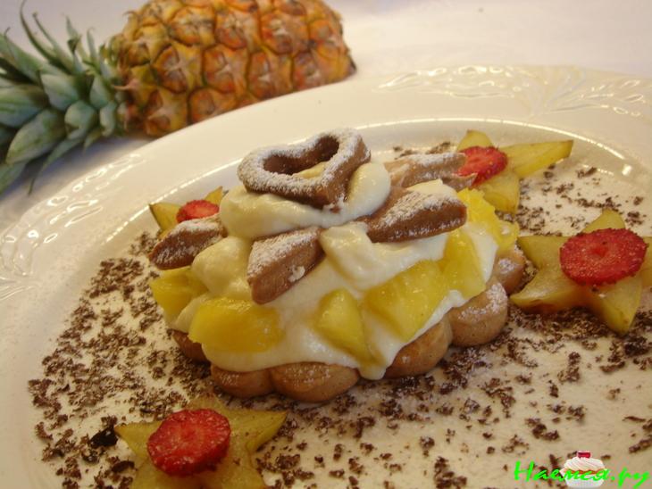 Десерт с песочным печеньем и фруктами Десерт с песочным печеньем и фруктами