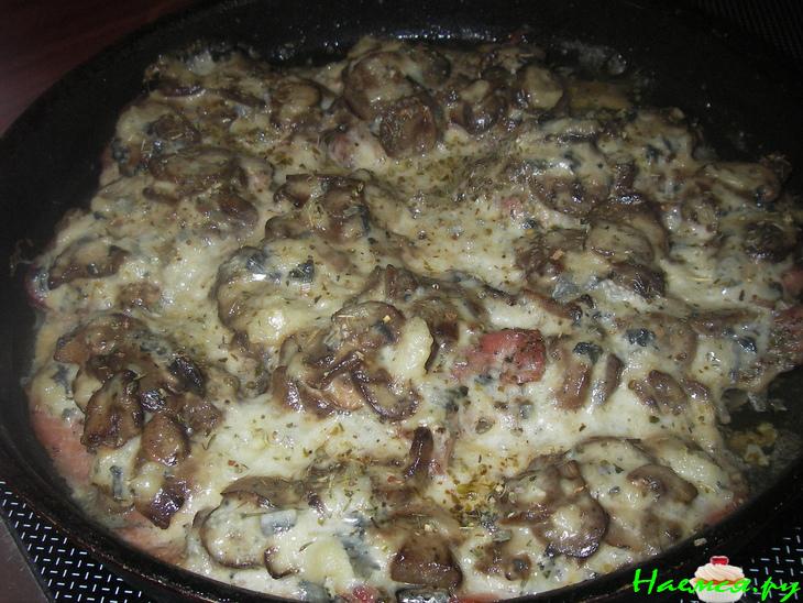 Свинина с шампиньонами и соусом из голубого сыра